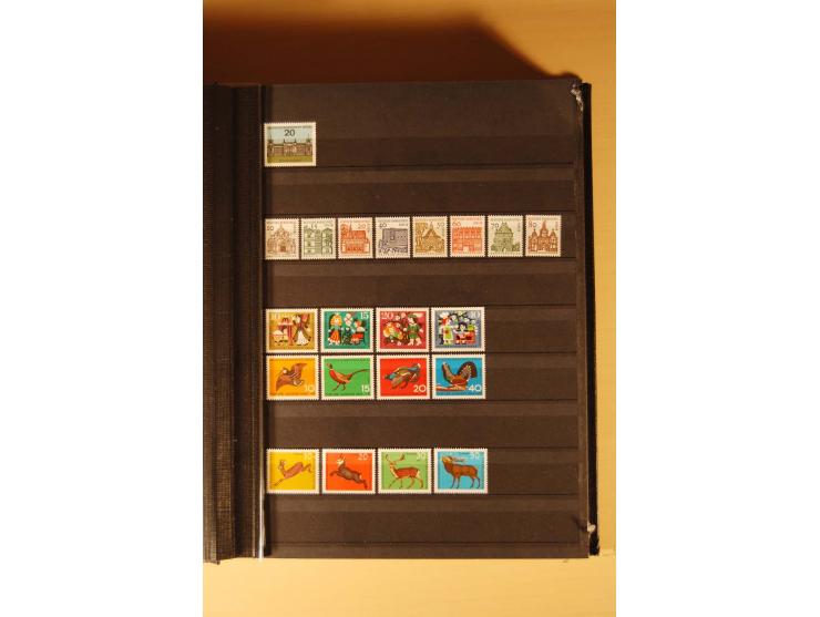 1948/82, kpl. postfrische Sammlung in guter Erhaltung, dabei Schwarz- und Rotaufdruck sowie Goethe, Währungsgeschädigte und B