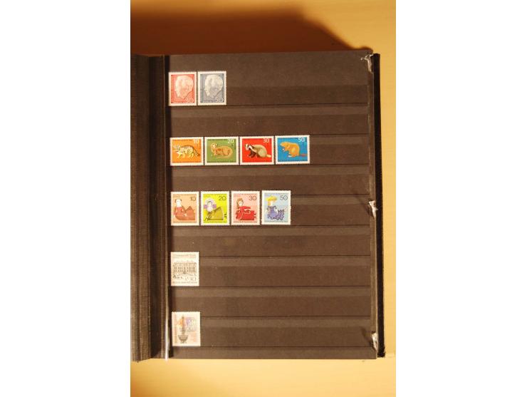 1948/82, kpl. postfrische Sammlung in guter Erhaltung, dabei Schwarz- und Rotaufdruck sowie Goethe, Währungsgeschädigte und B
