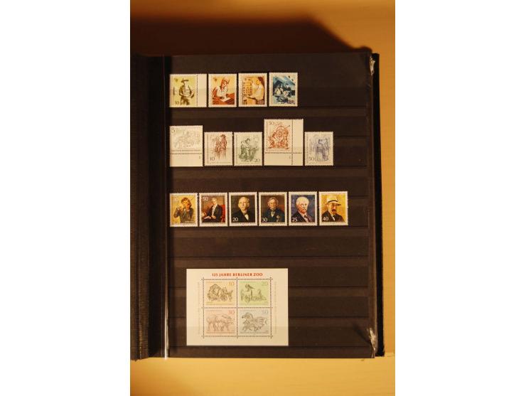 1948/82, kpl. postfrische Sammlung in guter Erhaltung, dabei Schwarz- und Rotaufdruck sowie Goethe, Währungsgeschädigte und B