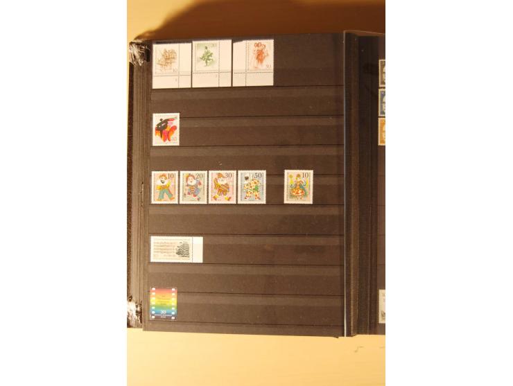 1948/82, kpl. postfrische Sammlung in guter Erhaltung, dabei Schwarz- und Rotaufdruck sowie Goethe, Währungsgeschädigte und B