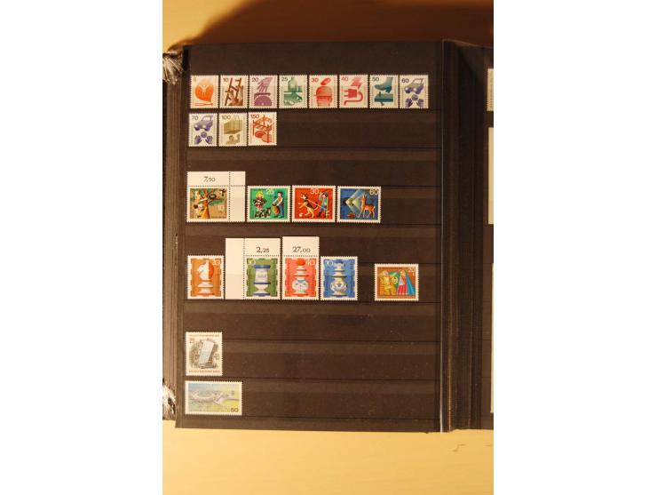 1948/82, kpl. postfrische Sammlung in guter Erhaltung, dabei Schwarz- und Rotaufdruck sowie Goethe, Währungsgeschädigte und B