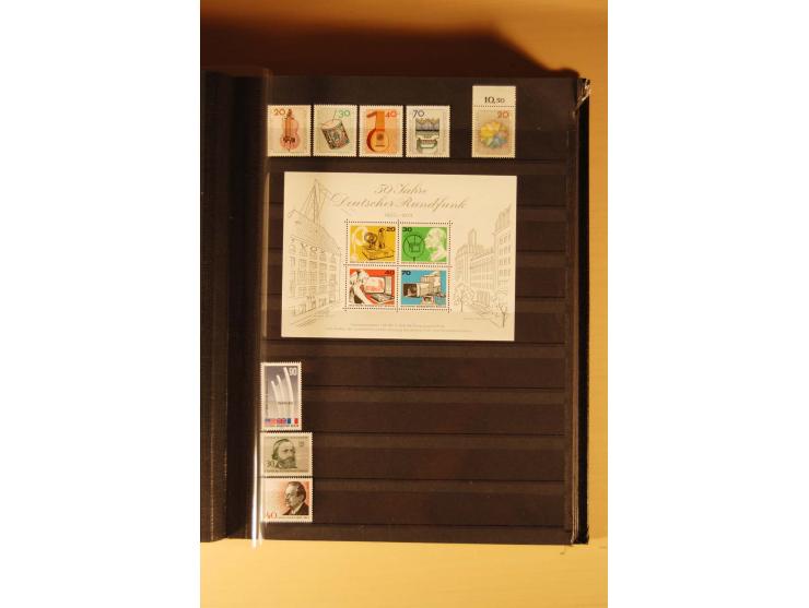 1948/82, kpl. postfrische Sammlung in guter Erhaltung, dabei Schwarz- und Rotaufdruck sowie Goethe, Währungsgeschädigte und B