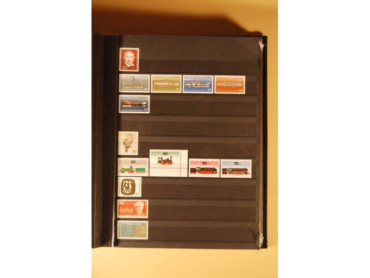 1948/82, kpl. postfrische Sammlung in guter Erhaltung, dabei Schwarz- und Rotaufdruck sowie Goethe, Währungsgeschädigte und B