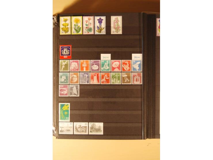 1948/82, kpl. postfrische Sammlung in guter Erhaltung, dabei Schwarz- und Rotaufdruck sowie Goethe, Währungsgeschädigte und B