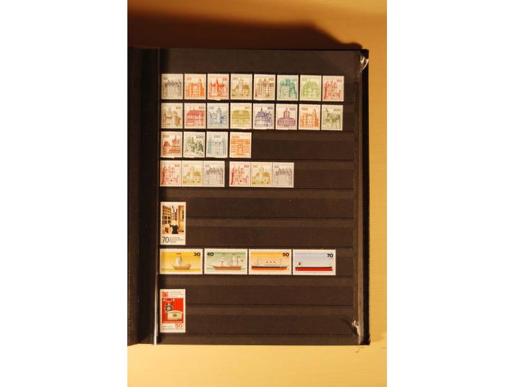 1948/82, kpl. postfrische Sammlung in guter Erhaltung, dabei Schwarz- und Rotaufdruck sowie Goethe, Währungsgeschädigte und B