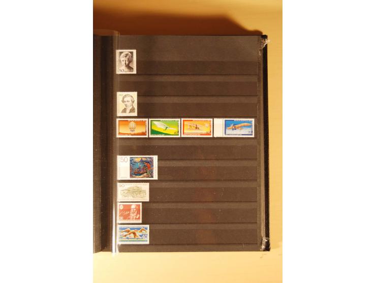 1948/82, kpl. postfrische Sammlung in guter Erhaltung, dabei Schwarz- und Rotaufdruck sowie Goethe, Währungsgeschädigte und B