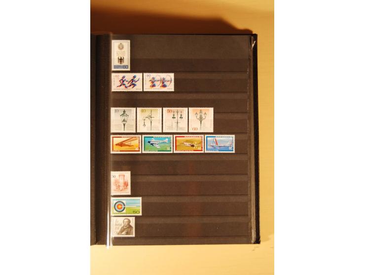 1948/82, kpl. postfrische Sammlung in guter Erhaltung, dabei Schwarz- und Rotaufdruck sowie Goethe, Währungsgeschädigte und B