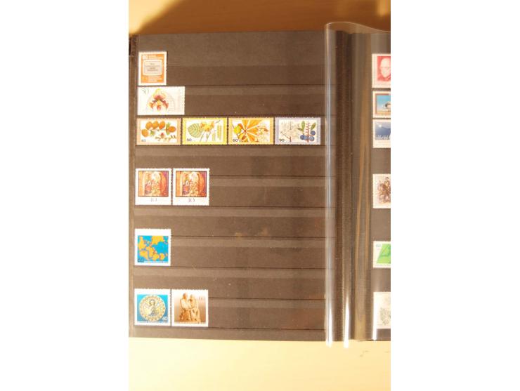 1948/82, kpl. postfrische Sammlung in guter Erhaltung, dabei Schwarz- und Rotaufdruck sowie Goethe, Währungsgeschädigte und B