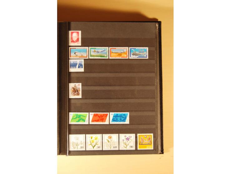 1948/82, kpl. postfrische Sammlung in guter Erhaltung, dabei Schwarz- und Rotaufdruck sowie Goethe, Währungsgeschädigte und B