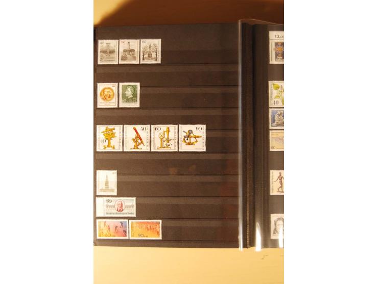 1948/82, kpl. postfrische Sammlung in guter Erhaltung, dabei Schwarz- und Rotaufdruck sowie Goethe, Währungsgeschädigte und B