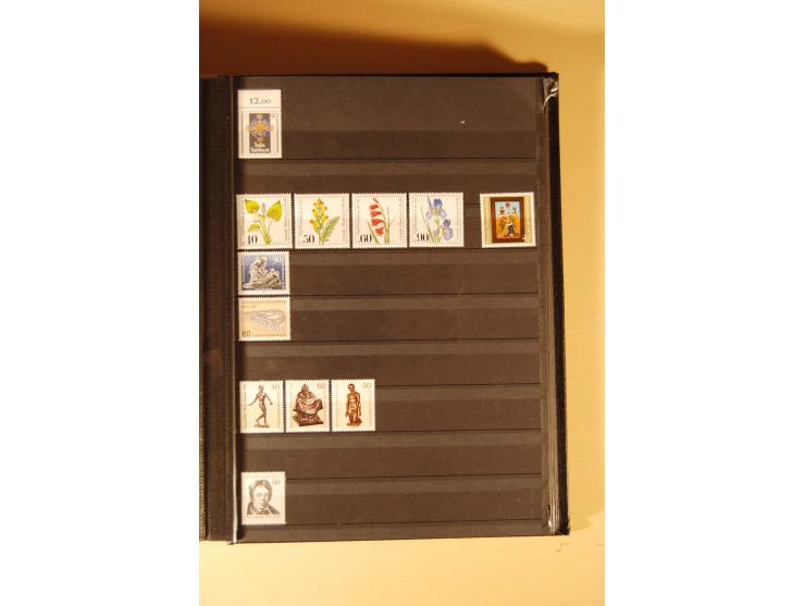 1948/82, kpl. postfrische Sammlung in guter Erhaltung, dabei Schwarz- und Rotaufdruck sowie Goethe, Währungsgeschädigte und B