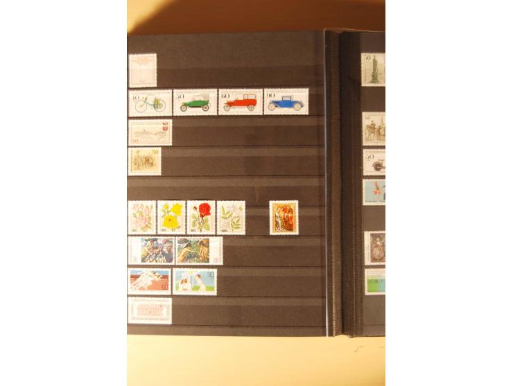 1948/82, kpl. postfrische Sammlung in guter Erhaltung, dabei Schwarz- und Rotaufdruck sowie Goethe, Währungsgeschädigte und B