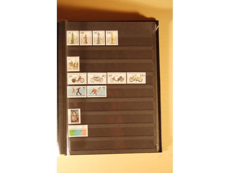 1948/82, kpl. postfrische Sammlung in guter Erhaltung, dabei Schwarz- und Rotaufdruck sowie Goethe, Währungsgeschädigte und B