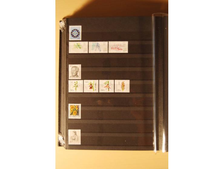 1948/82, kpl. postfrische Sammlung in guter Erhaltung, dabei Schwarz- und Rotaufdruck sowie Goethe, Währungsgeschädigte und B