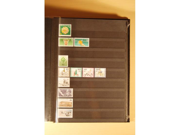 1948/82, kpl. postfrische Sammlung in guter Erhaltung, dabei Schwarz- und Rotaufdruck sowie Goethe, Währungsgeschädigte und B