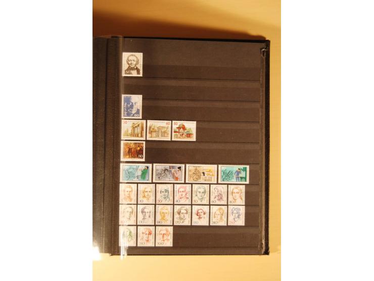 1948/82, kpl. postfrische Sammlung in guter Erhaltung, dabei Schwarz- und Rotaufdruck sowie Goethe, Währungsgeschädigte und B