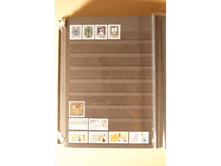 1948/82, kpl. postfrische Sammlung in guter Erhaltung, dabei Schwarz- und Rotaufdruck sowie Goethe, Währungsgeschädigte und B