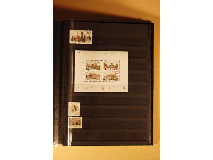1948/82, kpl. postfrische Sammlung in guter Erhaltung, dabei Schwarz- und Rotaufdruck sowie Goethe, Währungsgeschädigte und B