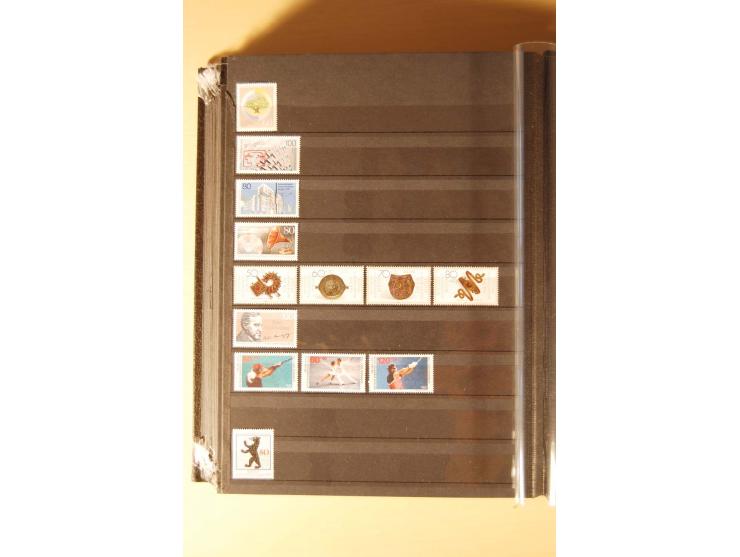 1948/82, kpl. postfrische Sammlung in guter Erhaltung, dabei Schwarz- und Rotaufdruck sowie Goethe, Währungsgeschädigte und B