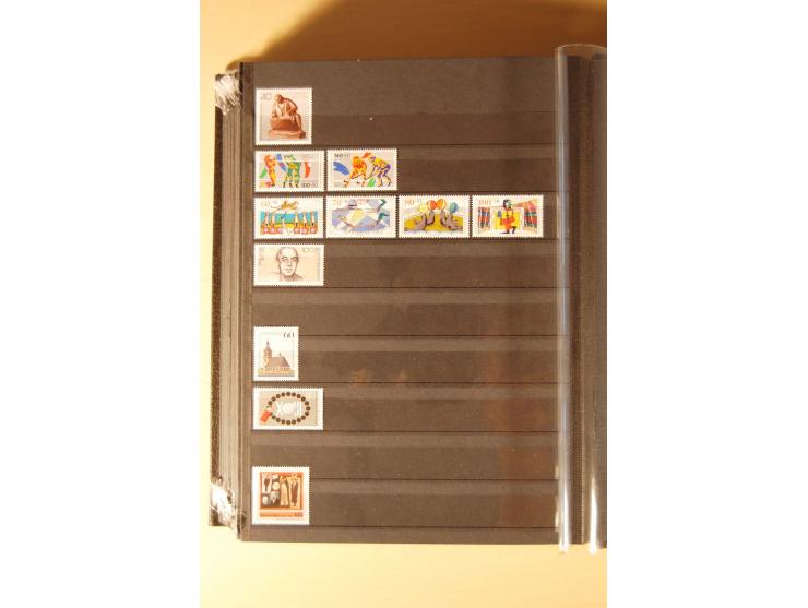 1948/82, kpl. postfrische Sammlung in guter Erhaltung, dabei Schwarz- und Rotaufdruck sowie Goethe, Währungsgeschädigte und B