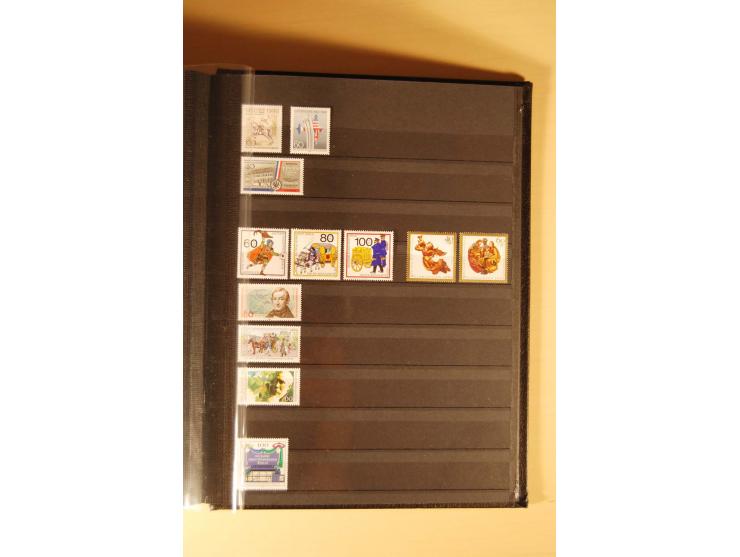 1948/82, kpl. postfrische Sammlung in guter Erhaltung, dabei Schwarz- und Rotaufdruck sowie Goethe, Währungsgeschädigte und B
