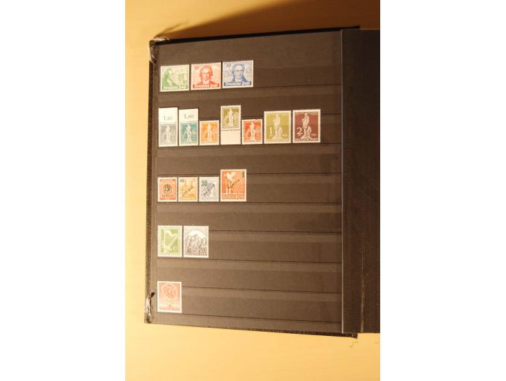 1948/82, kpl. postfrische Sammlung in guter Erhaltung, dabei Schwarz- und Rotaufdruck sowie Goethe, Währungsgeschädigte und B