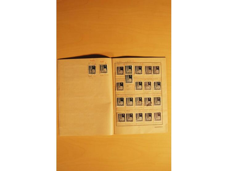 1948, Bauten Spezial-Posten mit angefangenen Plattierungen, Retuschen, Zähnungsvarianten etc., dazu Einsteckbuch mit postfris