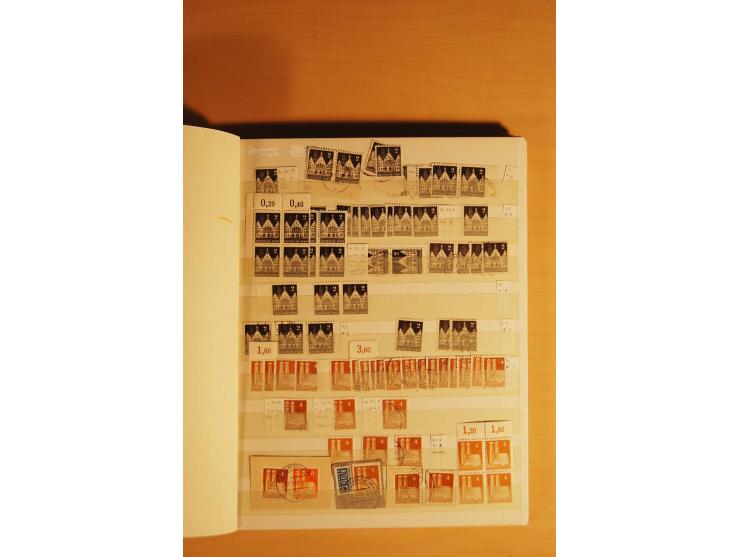 1948, Bauten Spezial-Posten mit angefangenen Plattierungen, Retuschen, Zähnungsvarianten etc., dazu Einsteckbuch mit postfris