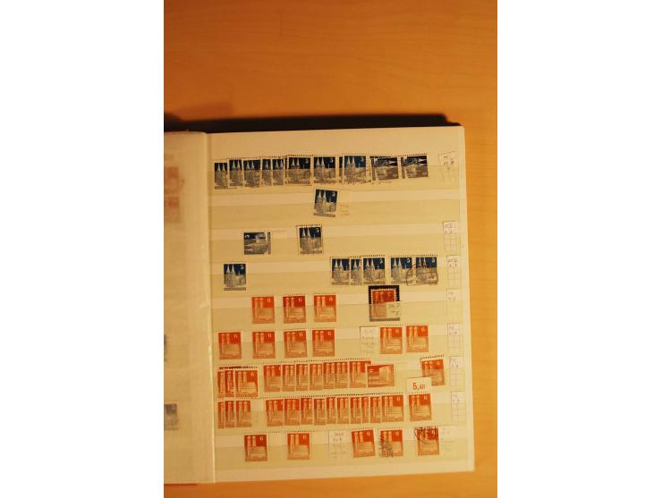1948, Bauten Spezial-Posten mit angefangenen Plattierungen, Retuschen, Zähnungsvarianten etc., dazu Einsteckbuch mit postfris