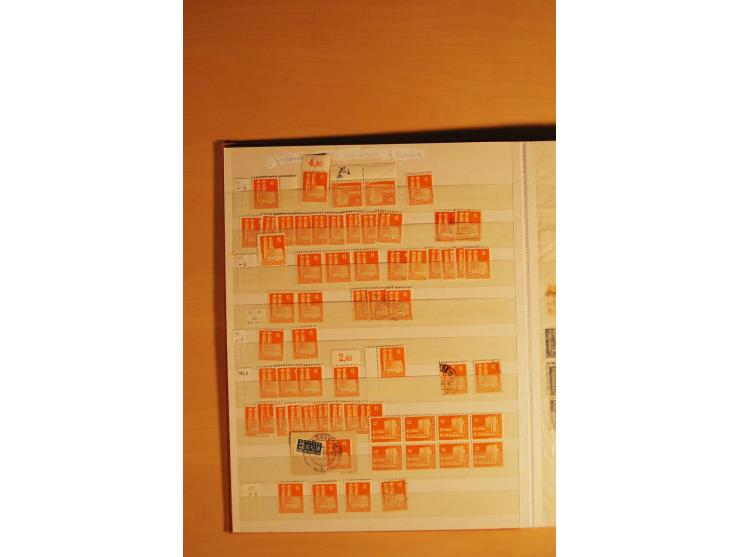 1948, Bauten Spezial-Posten mit angefangenen Plattierungen, Retuschen, Zähnungsvarianten etc., dazu Einsteckbuch mit postfris