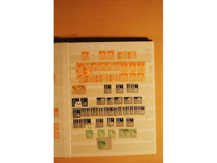 1948, Bauten Spezial-Posten mit angefangenen Plattierungen, Retuschen, Zähnungsvarianten etc., dazu Einsteckbuch mit postfris