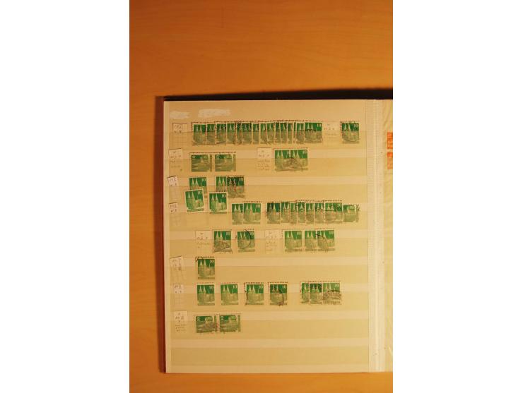 1948, Bauten Spezial-Posten mit angefangenen Plattierungen, Retuschen, Zähnungsvarianten etc., dazu Einsteckbuch mit postfris
