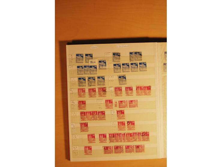 1948, Bauten Spezial-Posten mit angefangenen Plattierungen, Retuschen, Zähnungsvarianten etc., dazu Einsteckbuch mit postfris