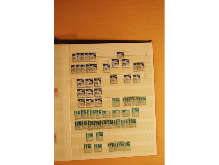 1948, Bauten Spezial-Posten mit angefangenen Plattierungen, Retuschen, Zähnungsvarianten etc., dazu Einsteckbuch mit postfris