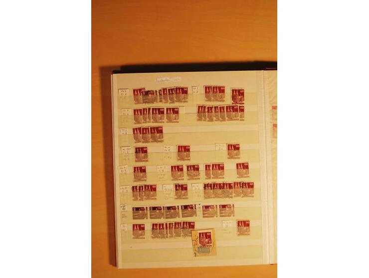 1948, Bauten Spezial-Posten mit angefangenen Plattierungen, Retuschen, Zähnungsvarianten etc., dazu Einsteckbuch mit postfris