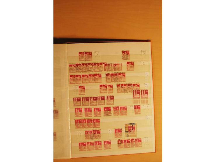 1948, Bauten Spezial-Posten mit angefangenen Plattierungen, Retuschen, Zähnungsvarianten etc., dazu Einsteckbuch mit postfris