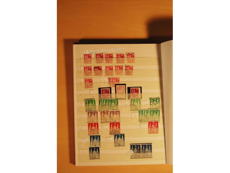 1948, Bauten Spezial-Posten mit angefangenen Plattierungen, Retuschen, Zähnungsvarianten etc., dazu Einsteckbuch mit postfris