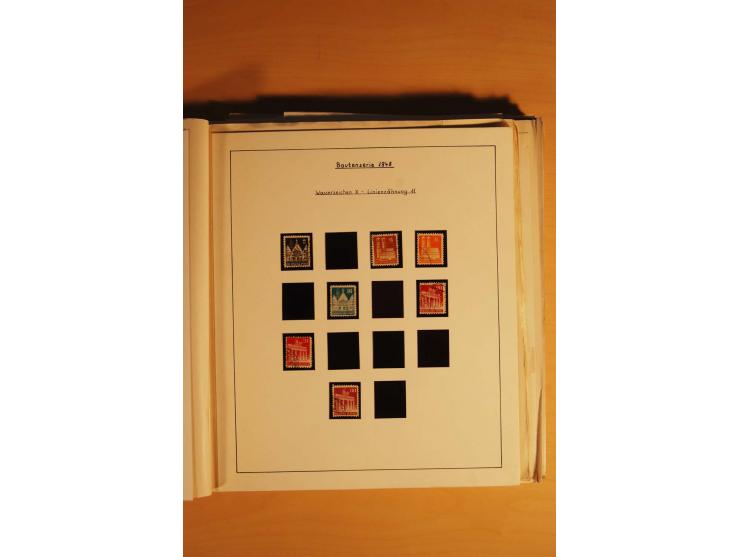 1948, Bauten Spezial-Posten mit angefangenen Plattierungen, Retuschen, Zähnungsvarianten etc., dazu Einsteckbuch mit postfris