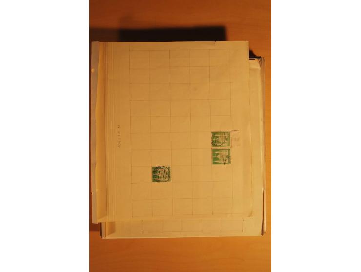 1948, Bauten Spezial-Posten mit angefangenen Plattierungen, Retuschen, Zähnungsvarianten etc., dazu Einsteckbuch mit postfris