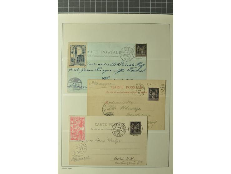 1900, PARIS: Kleine Sammlung mit 14 Karten/Ansichtskarten und 4 colorierte Briefbogen (ungebraucht), dabei verschiedene Sonde