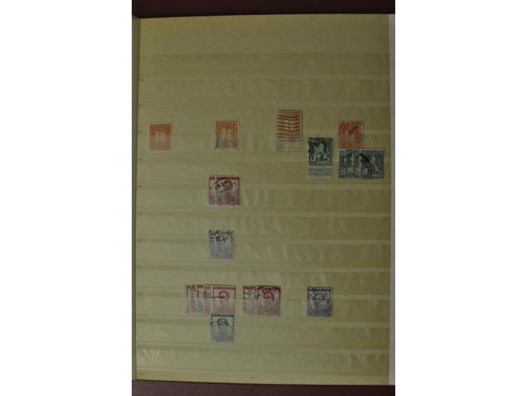 1850/1994, postfrische Sammlung 1960-81 inkl. einigen Eisenbahn- und Paketmarken in 2 Vordruckalben, dazu gestempelter und po