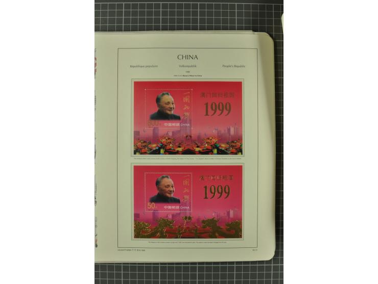 1966/2000, postfrische zweibändige Sammlung, nicht kpl., aber u.a Mi.-Nr. 966-76, 995-1008, 1020-24, Bl.12-22 etc.