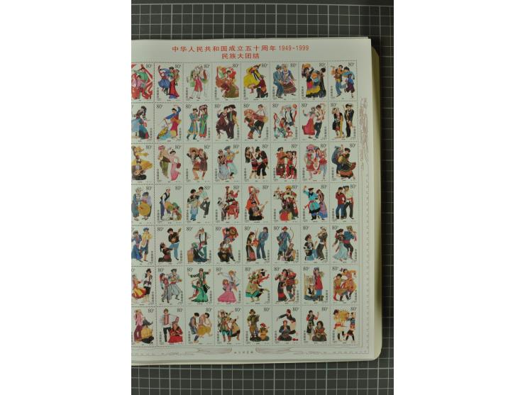 1966/2000, postfrische zweibändige Sammlung, nicht kpl., aber u.a Mi.-Nr. 966-76, 995-1008, 1020-24, Bl.12-22 etc.