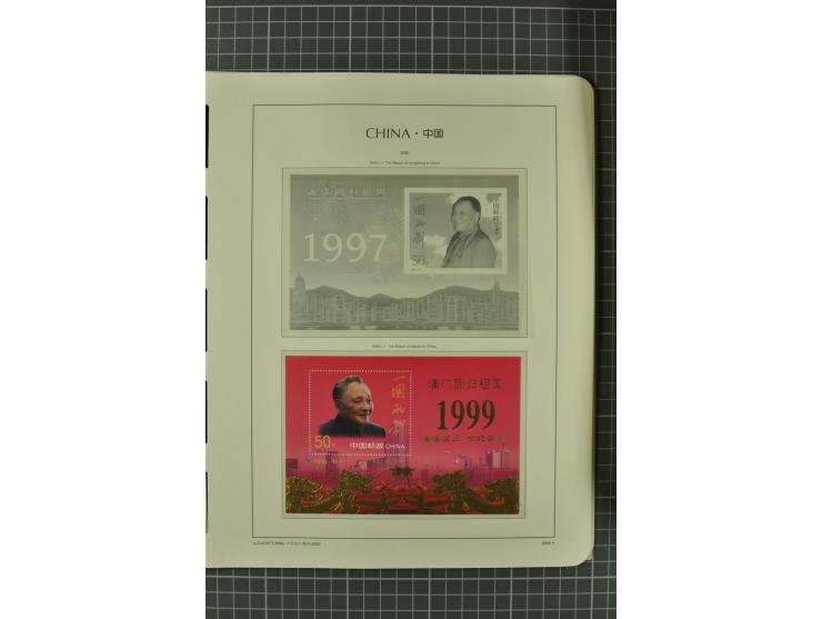 1966/2000, postfrische zweibändige Sammlung, nicht kpl., aber u.a Mi.-Nr. 966-76, 995-1008, 1020-24, Bl.12-22 etc.