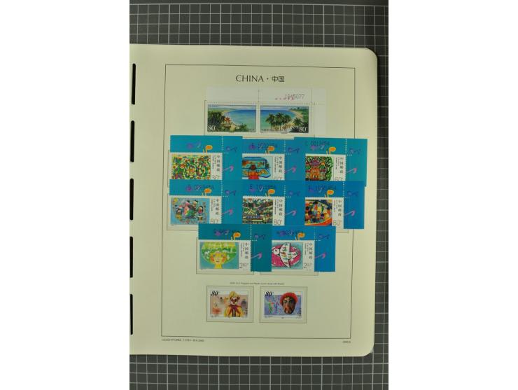 1966/2000, postfrische zweibändige Sammlung, nicht kpl., aber u.a Mi.-Nr. 966-76, 995-1008, 1020-24, Bl.12-22 etc.