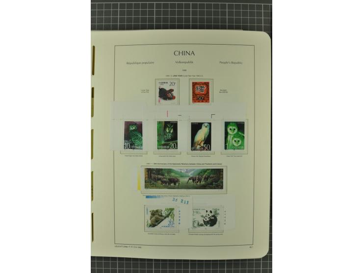 1966/2000, postfrische zweibändige Sammlung, nicht kpl., aber u.a Mi.-Nr. 966-76, 995-1008, 1020-24, Bl.12-22 etc.