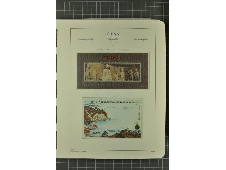 1966/2000, postfrische zweibändige Sammlung, nicht kpl., aber u.a Mi.-Nr. 966-76, 995-1008, 1020-24, Bl.12-22 etc.