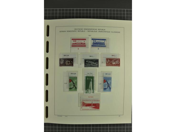 1949/90, postfrische kpl. Sammlung, überwiegend Rand- und Eckrandstücke, in 3 Schaubek-Alben