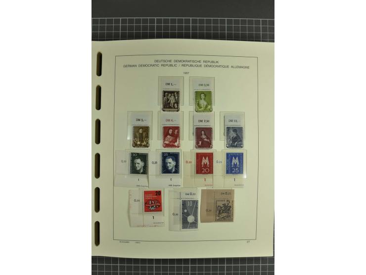 1949/90, postfrische kpl. Sammlung, überwiegend Rand- und Eckrandstücke, in 3 Schaubek-Alben