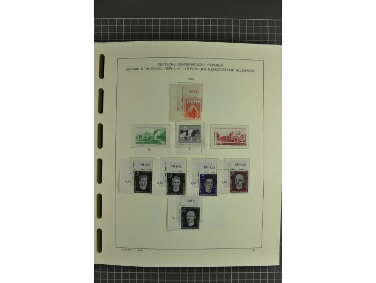 1949/90, postfrische kpl. Sammlung, überwiegend Rand- und Eckrandstücke, in 3 Schaubek-Alben
